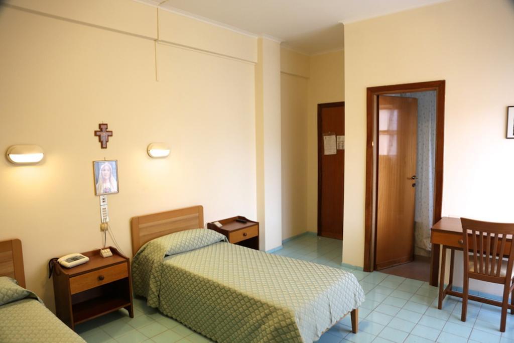 Casa Piccole Ancelle Di Cristo Re Hotel Roma Habitación foto