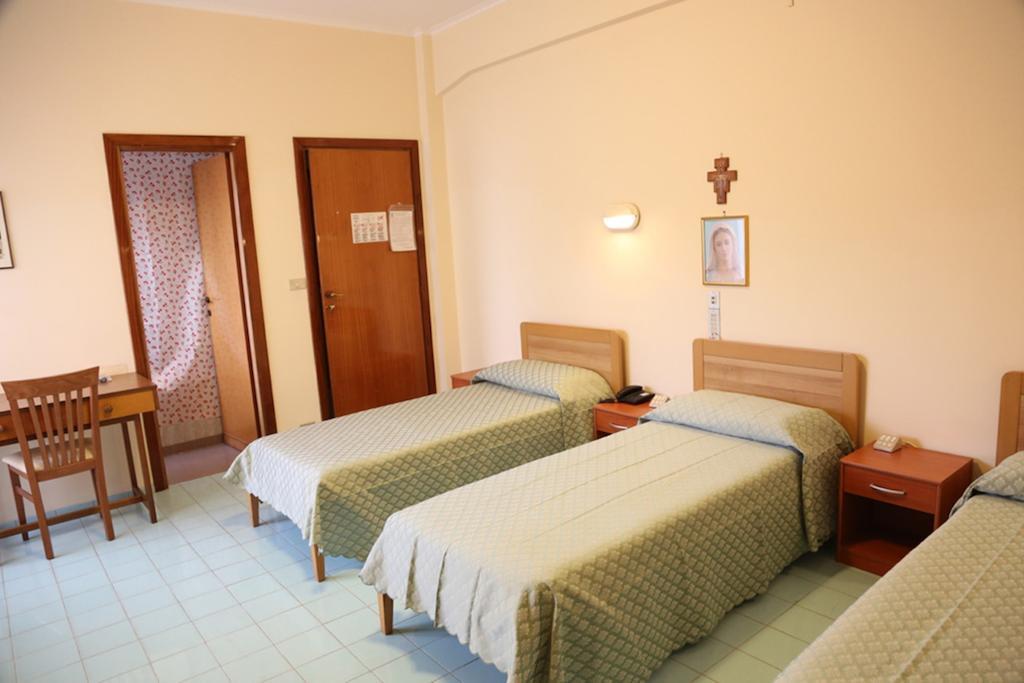 Casa Piccole Ancelle Di Cristo Re Hotel Roma Habitación foto